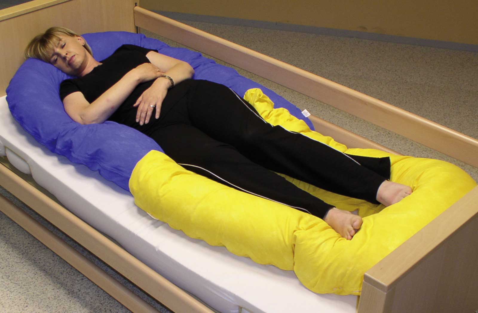 Körperumfassende Positionierung einer Person im Bett: Lagerungskissen, U-Kissen, Lagerungsrollen von Centre