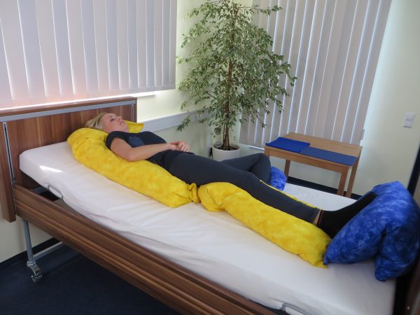 Positionierung eines Patienten im Bett mittels Lagerungsschlange (2-Kammer-System, 2 Kammern mit unterschiedlichen Füllungen)